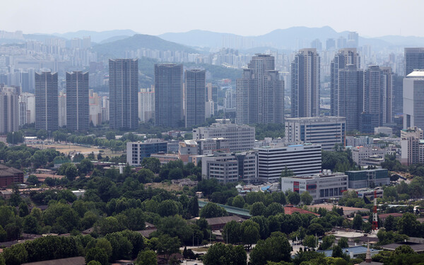 12일 오후 남산에서 바라본 서울 용산 일대 아파트 단지의 모습. /연합
