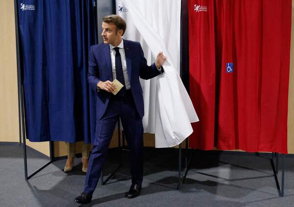 프랑스 총선 1차 투표가 실시된 12일(현지시간) 에마뉘엘 마크롱 대통령이 북부 르투케의 한 투표소에서 한 표를 행사한 뒤 기표소를 나오고 있다. /AFP=연합