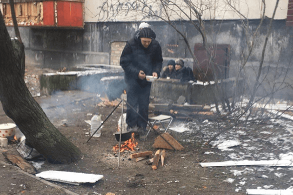 세베르도네츠크의 한 아파트 건물 잔해 앞에서 이웃을 위해 음식을 준비하고 있는 ‘변화산 교회’ 성도들. /VOMK