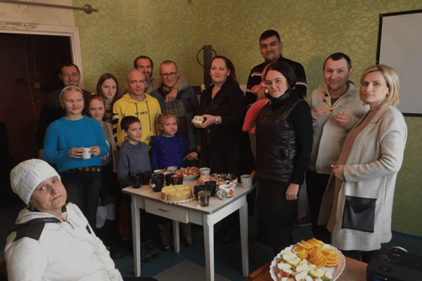 ‘변화산 교회’ 성도들과 함께한 알렉산드르 투르구노프(가운데 키 큰 사람) 목사. /VOMK