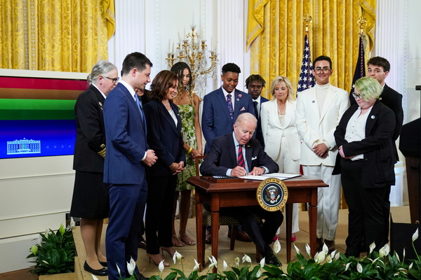 조 바이든 미국 대통령이 15일(현지시간) 미국 워싱턴 백악관 이스트룸에서 성소수자(LGBTQI) 권익을 증진하기 위한 행정명령에 서명하고 있다. /로이터=연합