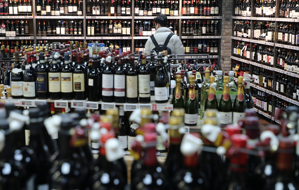 유럽 등 해외 와이너리들이 잇달아 국내 와인 수입사에 수입단가 인상을 요구하고 있는 것으로 나타났다. 서울 시내 한 대형마트의 와인 판매대. /연합