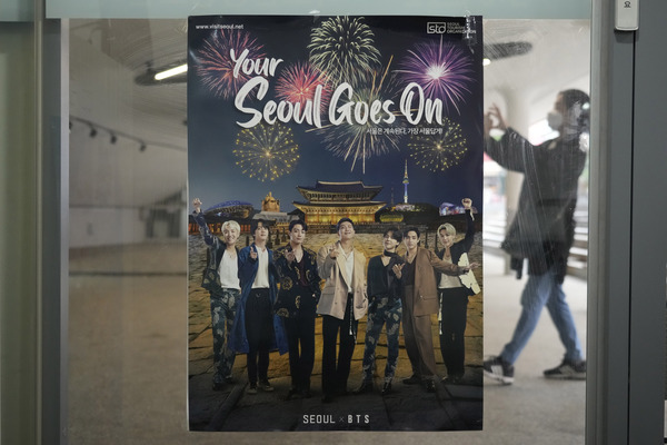 K-pop 그룹 방탄소년단 멤버들의 모습이 담긴 포스터가 15일 서울의 한 관광안내소에 전시되어 있다. /AP=연합
