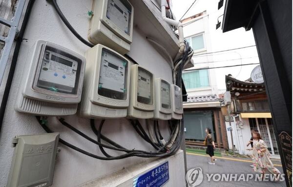 올해 3분기 전기요금의 연료비 조정단가 결정이 전격 연기됐다. 사진은 서울 시내 한 건물의 전기계량기. /연합