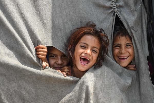 19일(현지시간) 세계 난민의 날을 앞두고 카메라에 잡힌 파키스탄 라호르 외곽에 살고 있는 아프간 난민 아이들. /AFP=연합