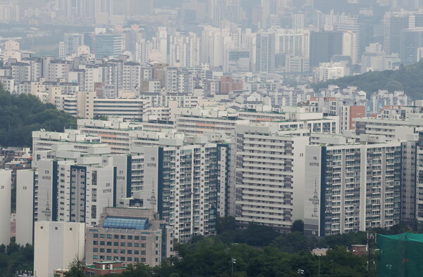 16일 정부가 발표한 경제정책방향에 따르면 1세대 1주택자의 재산세·종합부동산세 등 보유세 부담이 2020년 수준으로 돌아간다. 올해에 한해 보유세 공정시장가액비율을 낮추고, 종부세는 기본공제 상향조치까지 병행하는 방식이다. 여기에 1세대 1주택자에게는 3억 원의 특별공제를 추가로 주기로 했다. 사진은 이날 서울 남산에서 바라본 아파트의 모습. /연합