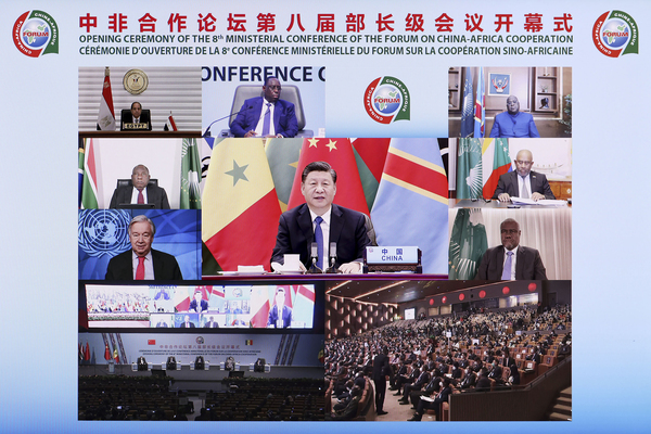 작년 11월 29일 화상으로 열린 중국-아프리카 협력포럼(FOCAC) 8차 장관급 회담 개회식에서 연설하는 시진핑 중국 중가 주석. 이 자리에서 그는 백신 6억 회분을 아프리카에 제공하겠다고 밝혔다. /AP=연합