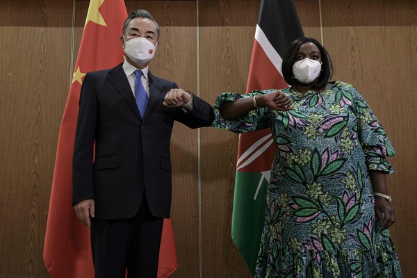 아프리카를 순방 중인 왕이 중국 외교 담당 국무위원 겸 외교부장(왼쪽)이 1월 6일(현지시간) 케냐 몸바사에서 레이첼 오마모(오른쪽) 외무장관과 양자 회담 전 팔꿈치 인사를 하고 있다. 중국은 외교부장이 새해 첫 방문지로 아프리카를 택하는 전통을 30년 넘게 고수해 왔다. /AFP=연합