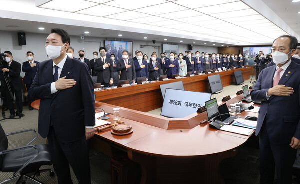 윤석열 대통령이 21일 서울 용산 대통령실 청사에서 열린 국무회의에서 국기에 경례를 하고 있다. /연합