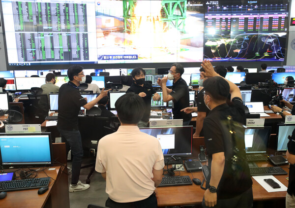 한국형 발사체 누리호(KSLV-II)가 발사된 21일 오후 대전시 유성구 어은동 한국항공우주연구원 위성종합관제실에서 연구원들이 환호하고 있다. /연합