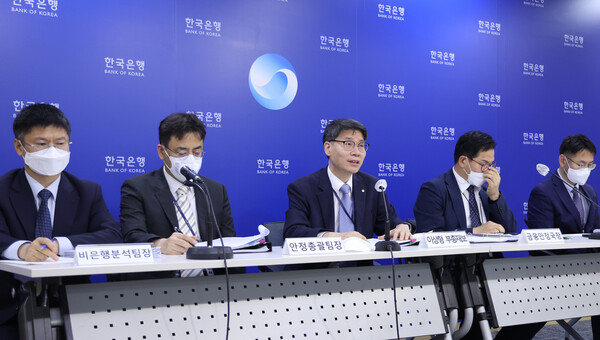 22일 한국은행에서 이상형 부총재보가 금융안정보고서에 대해 설명을 하고 있다. /연합