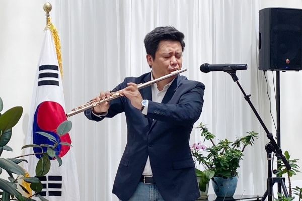 플루티스트 송솔나무 선교사가 간증 콘서트에서 연주를 하고 있다. /로고스선교회
