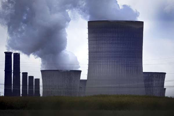 20일(현지시간) 독일 풀하임에 있는 니더라우셈 석탄화력발전소의 냉각탑에서 수증기가 솟고 있다. 이날 독일 정부는 에너지 수요충당을 위해 석탄 사용 증대를 포함한 긴급조치를 발표했다. /AP=연합