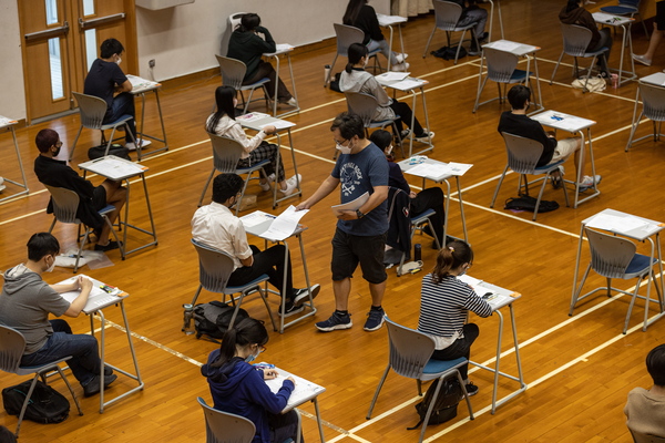 4월 홍콩 대학 입학시험(HKDSE)을 치르고 있는 수험생들 모습. /EPA=연합