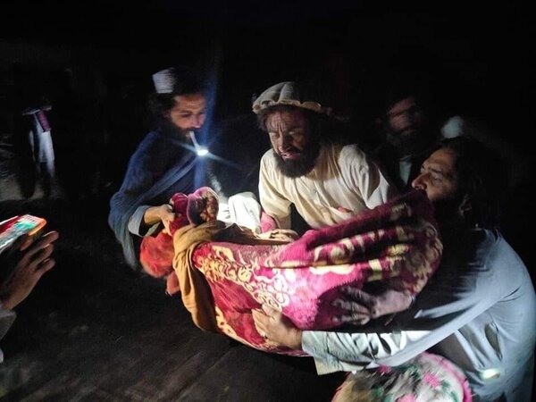 22일(현지시간) 아프가니스탄 남동부 파크티카州 주민들이 강진 부상자를 옮기고 있다. 이날 파키스탄 국경 인근인 이 지역에서 규모 5.9의 강진이 발생해 1000명 이상이 사망했다. /AP=연합
