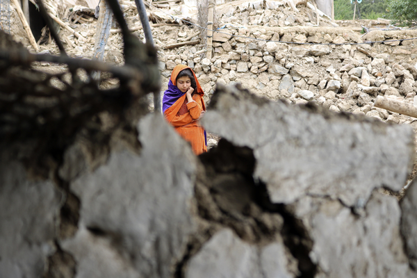 2일(현지시간) 아프가니스탄 동부 호스트州 스페라 지역의 한 소녀가 강진으로 파괴된 집 앞에서 망연자실해 있다. 5.9의 강진으로 1000명 이상이 사망하고 약 2000채의 주택이 파괴된 것으로 전해졌다. /AP=연합