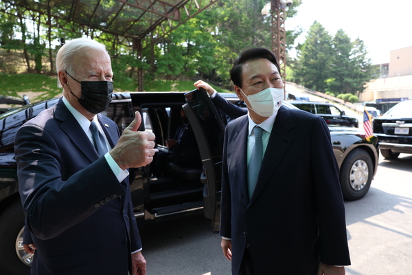 윤석열 대통령이 지난달 22일 오후 오산 미 공군기지에서 방한 일정을 마친 후 일본으로 향하는 조 바이든 미국 대통령을 배웅하고 있다. /연합