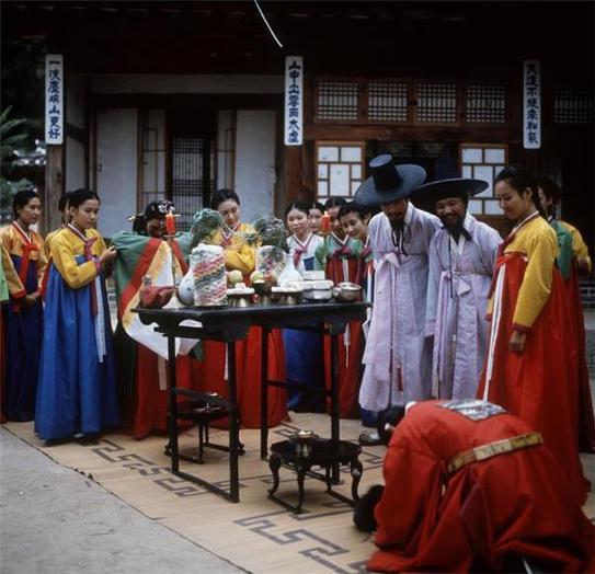한국의 전통 혼례식의 초례 장면. /한국관광공사