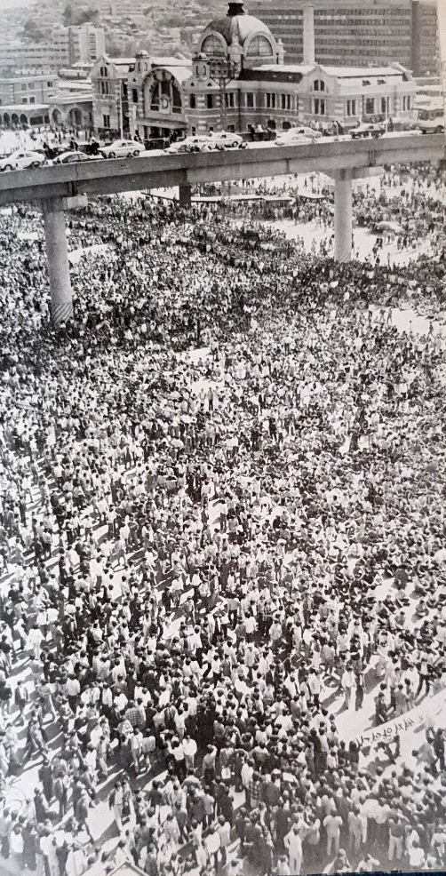 80년 5월15일 서울역에 대규모로 집결한 학생들이 각 대학 대표자회의 토론끝에 스크럼을 짜고 서울역에서 남대문방향으로 행진을 하였다.