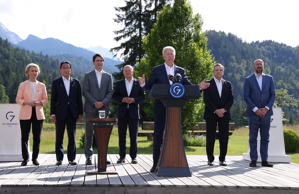 조 바이든(왼쪽에서 5번째) 미국 대통령이 26일 (현지시간) 독일 바이에른주 엘마우성에서 열린 G7 정상회의의 ‘글로벌 인프라스트럭처’ 행사에서 발언하고 있다. 뒷줄은 우루줄라 폰데어라이엔 유럽연합(EU) 집행위원장(왼쪽 끝)과 각국 총리들 기시다 후미오(일본) 쥐스탱 트뤼도(캐나다) 올라프 숄츠(독일) 마리오 드라기(이탈리아), 그리고 샤를 미셸 EU 정상회의 상임의장이다. /EPA=연합