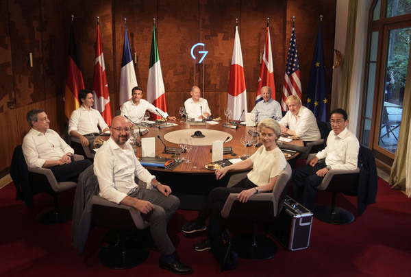 독일서 회동하는 주요 7개국 정상들. 조 바이든 미국 대통령을 비롯한 주요 7개국(G7) 정상들과 유럽연합(EU) 지도자들이 26일(현지시간) 독일 바이에른주 엘마우 성에서 만찬 모임에 참석하고 있다. /AP=연합