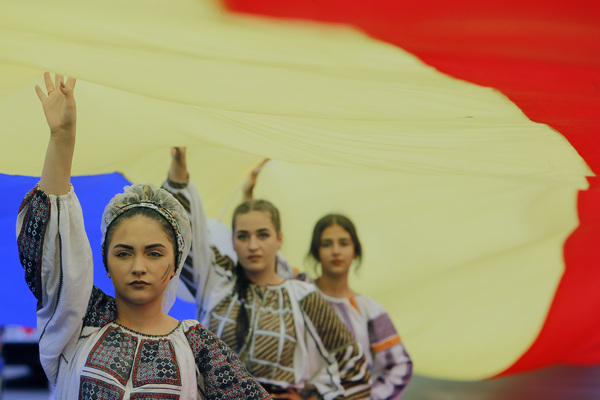 26일(현지시간) 루마니아 수도 부쿠레슈티에서 열린 루마니아 국기의 날 기념식에 전통 의상을 입은 여성들이 참석하고 있다. /신화=연합