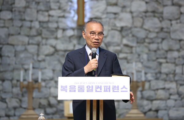 27일 컨퍼런스에서 설교중인 김진홍 목사. /에스더기도운동