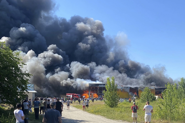 27일(현지시간) 러시아군의 미사일 공격을 받은 우크라이나 중부 폴타바주(州) 크레멘추크의 한 쇼핑센터. 최소 16명이 죽었으며 사상자는 더 늘어날 것이다. 볼로디미르 젤렌스키 우크라이나 대통령은 텔레그램을 통해 "미사일이 떨어질 당시 쇼핑센터에 1000명 넘게 있었다"고 밝혔다. G7 정상들은 폭격 직후 공동성명에서 "무고한 민간인에 대한 무차별적인 공격은 전쟁범죄"라며 규탄, 스테판 두자릭 유엔 대변인도 "민간 시설은 절대 표적이 되어선 안 된다"고 목소리를 높였다. G7은 이번 정상회의에서 우크라이나가 필요할 때까지 재정적·군사적 지원과 안전보장을 약속하며, 국가 운영 예산 295억 달러(약 38조원)를 지원하기로 했다. 우크라이나 첨단방공체계의 미국 지원 계획도 재확인됐다. /AFP=연합