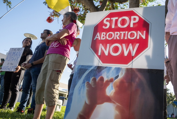 "낙태를 멈춰라, 지금 바로!" 反낙태 운동가들이 미국 플로리다주 마이애미의 플로리다 국제대학 캠퍼스에서 시위를 하고 있다. /EPA=연합