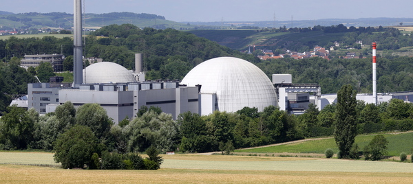 23일(현지시간) 촬영된 독일 네카르베스트하임의 원자력 발전소. 두 개의 유닛으로 구성돼 있으며, 블록1(오른쪽)은 2011년 폐쇄됐다. 하이브리드 냉각탑이 있는 블록2는 2022년 말까지 가동 중단이 예고된 마지막 3개 원자로 중 하나다. /EPA=연합