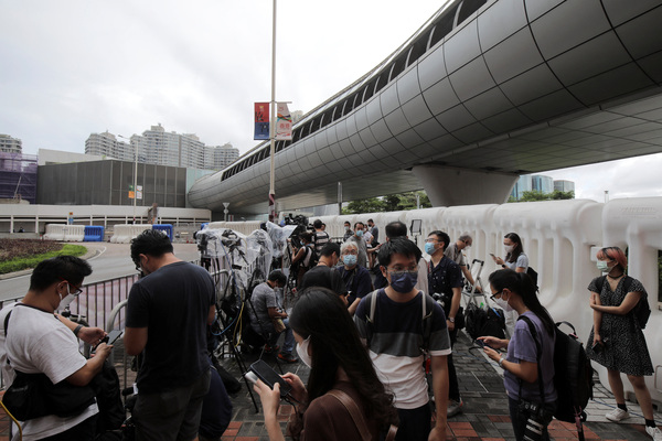 홍콩의 주권반환 25주년 기념식을 하루 앞둔 30일, 기자들이 홍콩 서구룡 고속철 역 밖에서 대기하고 있다. /로이터=연합