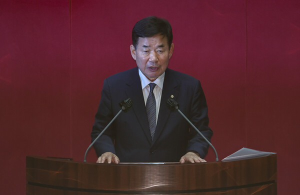 4일 오후 국회에서 열린 본회의에서 후반기 국회의장으로 선출된 더불어민주당 김진표 의원이 당선 인사를 하고 있다. /연합