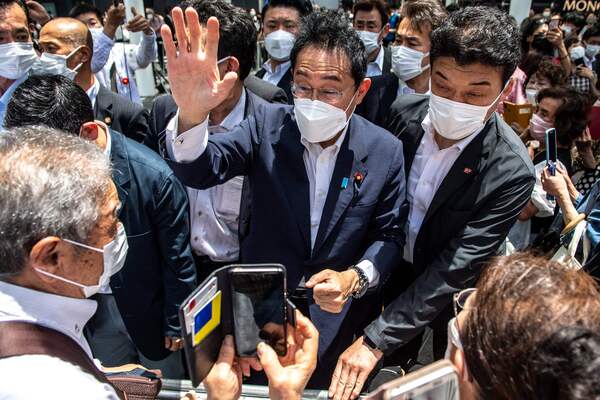 기시다 후미오 일본 총리가 지난달 24일 참의원 선거에 출마한 자민당 후보 지원을 위해 요코하마 역을 방문했다. /AFP=연합