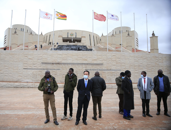 지난달 29일 중국이 건설비 전액을 지원한 짐바브웨의 새 의사당 건물 앞에 사람들이 서 있다. 중국은 미국 등 서방을 견제하는 세계전략의 일환으로 아프리카에 각별한 공을 들여왔다. /신화=연합