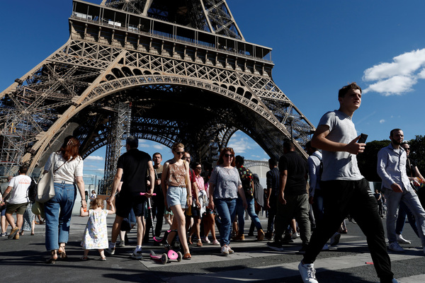 1889년 완공 이래 프랑스 ‘파리의 상징’인 에펠탑이 부식으로 전체를 수리해야 할 상황이다. 884군데가 ‘결함’으로 나타났다. 관광수익을 우려한 에펠탑운영공사(SETE) 등은 보수작업 시 에펠탑 폐쇄를 꺼리고 있다. 연간 600만명의 관광객이 찾는 에펠탑은 2024년 파리 올림픽을 대비해 6000만 유로(약 811억3800만원)를 들여 재도색 중이다. 그러나 ‘외벽 칠’이란 ‘메이크업에 불과하다’는 지적이다. "귀스타브 에펠이 현재의 에펠탑을 방문했다면 심장마비를 일으켰을 것"이라고 한 관계자가 한탄했다. /로이터=연합