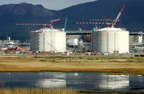 러시아 유즈노사할린스크에서 남쪽 약 70km 떨어진 프리고로드노예의 ‘사할린-2 프로젝트’ 액화가스 공장 모습(2006년 10월 13일 촬영). 러시아는 ‘사할린-2’ 극동 에너지 개발사업에서 일본을 제외하려 한다. /로이터=연합