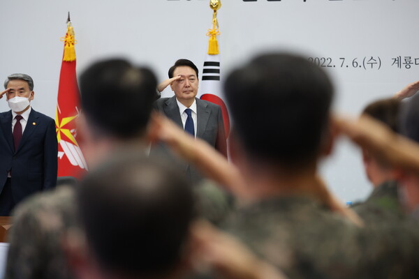윤석열 대통령이 6일 오전 충남 계룡대에서 열린 전군 주요지휘관회의에서 대통령에 대한 경례를 받고 있다. /연합
