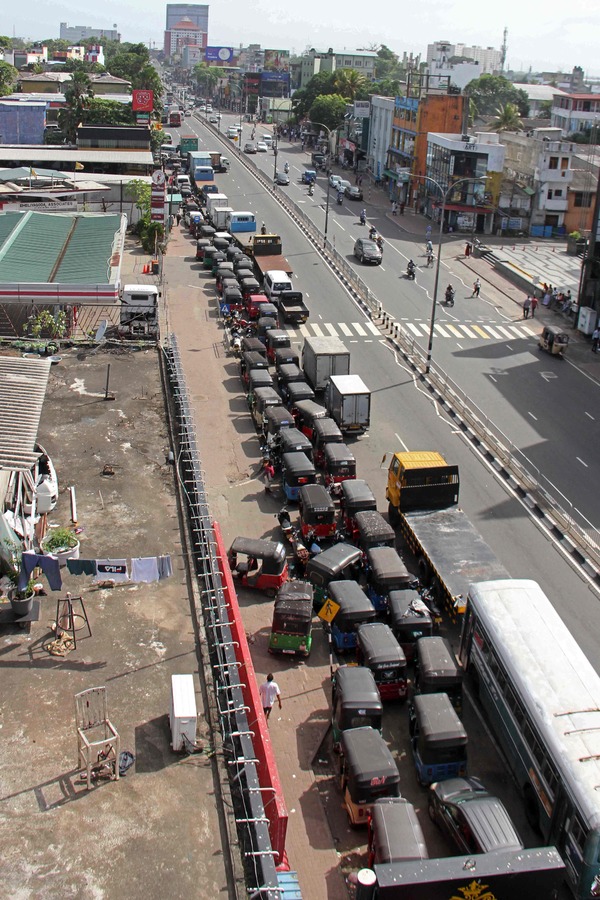 4일(현지시간) 스리랑카 수도 콜롬보 시내에서 연료 구입을 기다리는 차들이 길게 줄지어 있다. 스리랑카 에너지 장관은 연료 재고가 하루치도 못되는 처지라고 밝혔다. /AFP=연합
