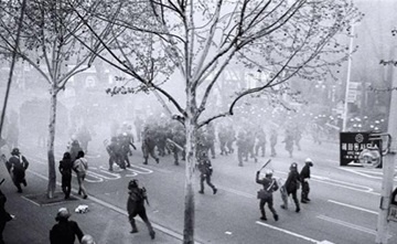 '선도적 투쟁론'을 내세운 '학림'은 1981년 봄 학기 동안 전국적으로 20여 건의 시위를 만들어냈고, 노동현장과 연계를 강화하는 작업을 시도했다. 사진은 서울 혜화동 일대에서 벌어진 반정부 시위를 진압하는 경찰의 모습.