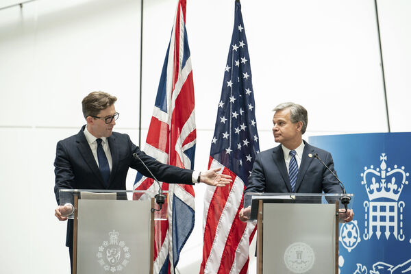 켄 맥컬럼 영국 보안국(MI5) 국장(왼쪽)과 크리스토퍼 레이 연방수사국(FBI) 국장이 6일(현지시간) 런던 중심부 MI5 본부에서 열린 공동 기자회견에 참석하고 있다. /AP=연합