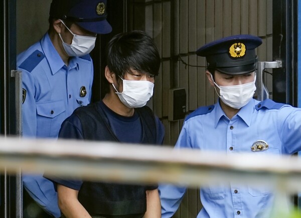 아베 신조 전 일본 총리에게 총을 쏴 숨지게 한 야마가미 데쓰야가 10일 오전 일본 나라 서부경찰서에서 검찰로 송치되며 모습을 드러내고 있다. /연합
