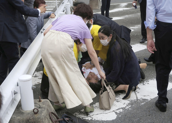 아베 신조 전 일본 총리가 8일 서부지역인 나라현(縣) 참의원 선거 지원 유세에 나섰다 총격을 받고 쓰러졌다. 병원으로 옮겨졌으나 숨졌다. /쿄도(共同)=연합