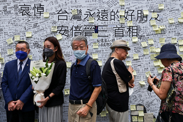 11일 대만 타이베이 시민들이 지난 8일 참의원 선거유세 지원 중 총격을 받아 숨진 아베 전 일본 총리(향년 68세) 추모벽에 글을 남기고 있다. /로이터=연합