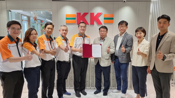 GS25가 말레이시아 유통업체 KK그룹과 업무협약을 체결하고 현지 편의점 시장에 진출한다. /GS25
