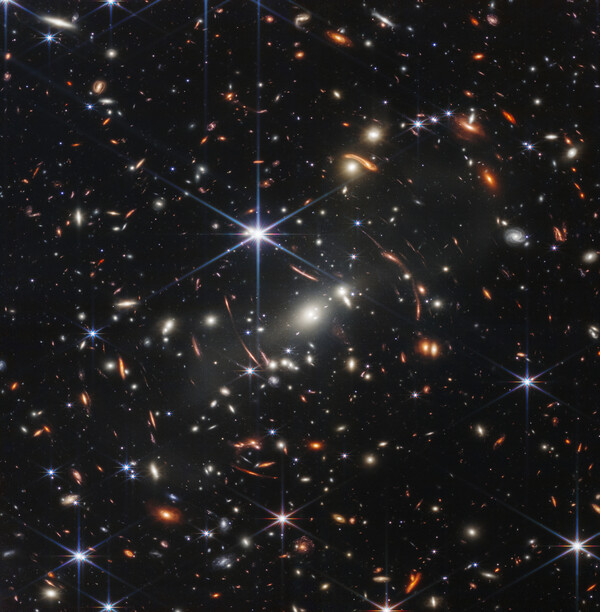 제임스 웹 우주 망원경이 촬영한 46억년 전 나타난 은하단 SMACS 0723의 사진. 나사의 제임스 웹 우주 망원경은 지금까지 찍은 사진 중 가장 먼 우주의 깊고 날카로운 적외선 이미지를 만들어냈다. 은하단 SMACS 0723의 이미지는 웹 망원경의 근적외선 카메라(NIRCAM)에 의해 촬영됐으며, 서로 다른 파장의 사진들로 만들어진 합성물이다. /미 우주항공국