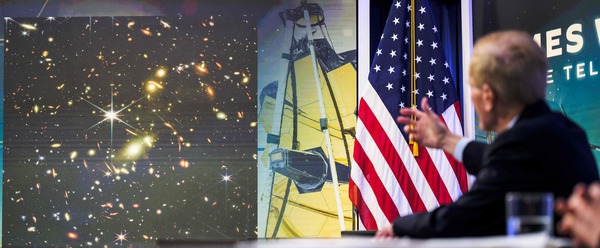 미국 항공우주국(NASA)은 조 바이든 미국 대통령, 카말라 해리스 부통령과 함께 열린 프리뷰 행사에서 제임스웹 우주망원경이 찍은 역사상 가장 높은 해상도의 적외선 우주 이미지를 공개했다. /AFP=연합