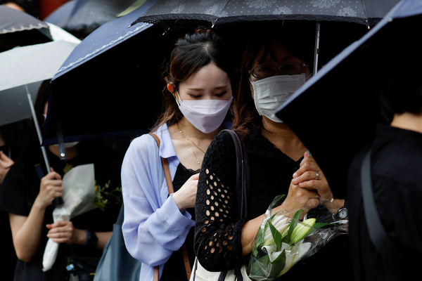 12일 아베 신조 전 일본 총리의 장례식이 치러지는 도쿄 미나토구 조죠지 사원에서 사람들이 헌화하기 위해 줄을 서 있다. /로이터=연합