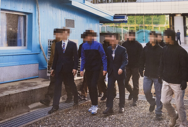 통일부는 지난 2019년 11월 판문점에서 탈북어민 2명을 북한으로 송환하던 당시 촬영한 사진을 12일 공개했다. 당시 정부는 북한 선원 2명이 동료 16명을 살해하고 탈북해 귀순 의사를 밝혔으나 판문점을 통해 북한으로 추방했다. /연합