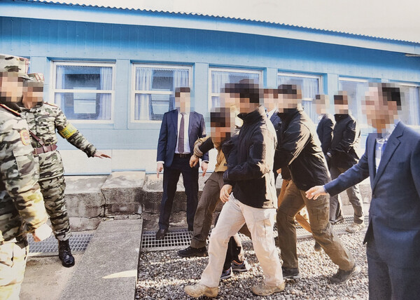 통일부는 지난 2019년 11월 판문점에서 탈북어민 2명을 북한으로 송환하던 당시 촬영한 사진을 12일 공개했다. 당시 정부는 북한 선원 2명이 동료 16명을 살해하고 탈북해 귀순 의사를 밝혔으나 판문점을 통해 북한으로 추방했다. 사진은 탈북어민이 몸부림치며 북송을 거부하는 모습. /연합