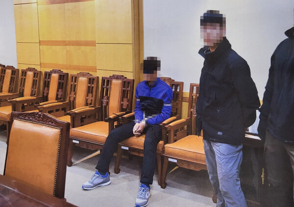 통일부는 지난 2019년 11월 판문점에서 탈북어민 2명을 북한으로 송환하던 당시 촬영한 사진을 12일 공개했다. 당시 정부는 북한 선원 2명이 동료 16명을 살해하고 탈북해 귀순 의사를 밝혔으나 판문점을 통해 북한으로 추방했다. 사진은 탈북어민이 손이 묶인 채 의자에 앉아 북송을 대기 중인 모습. /연합